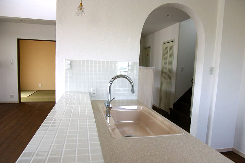 タイルデッキのあるかわいい家