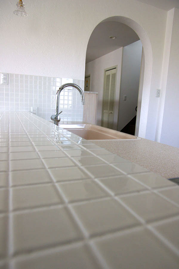 タイルデッキのあるかわいい家