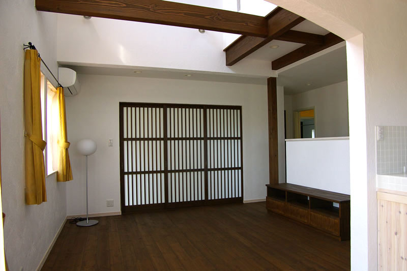 タイルデッキのあるかわいい家