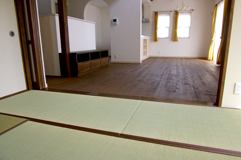 タイルデッキのあるかわいい家