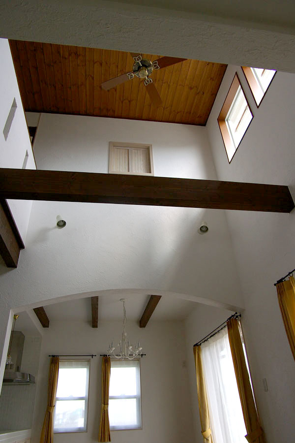 タイルデッキのあるかわいい家