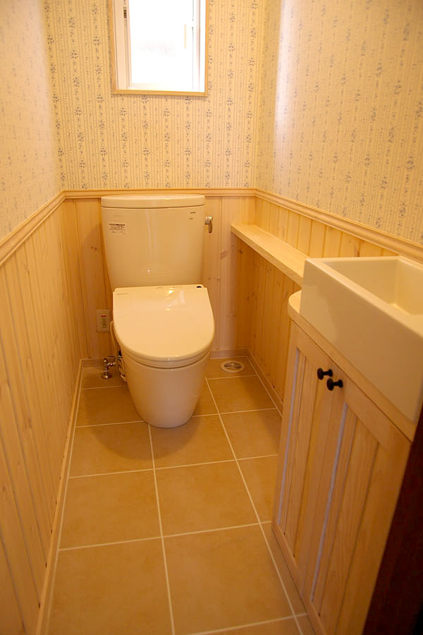 タイルデッキのあるかわいい家