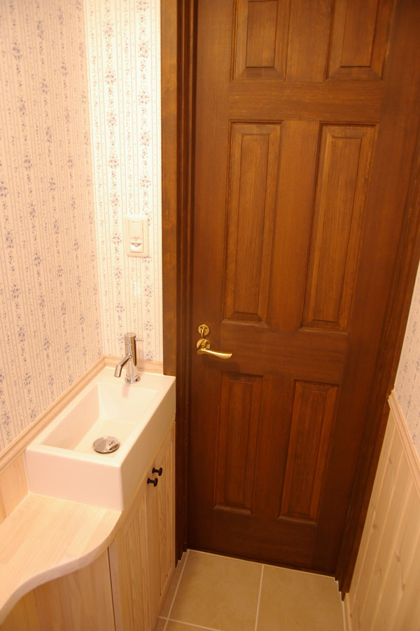 タイルデッキのあるかわいい家