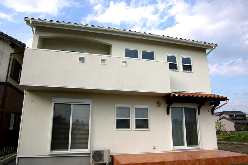 タイルデッキのあるかわいい家