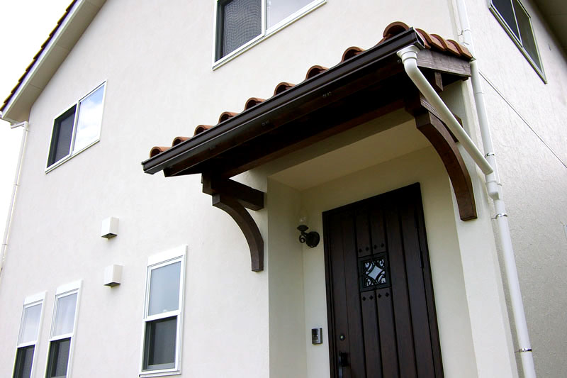 タイルデッキのあるかわいい家