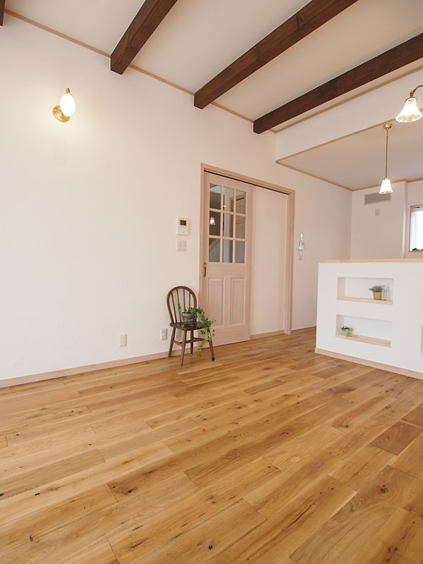 天然素材に囲まれた温かい家