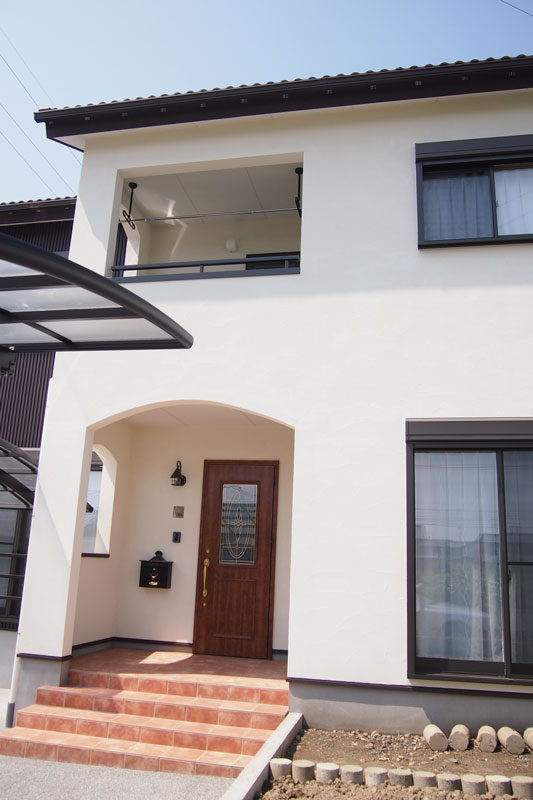 天然素材に囲まれた温かい家