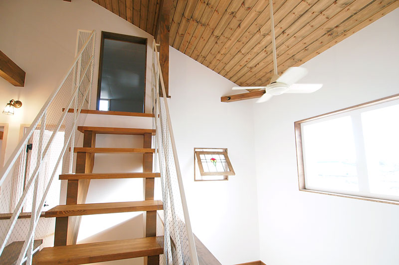 カフェスタイルのキッチンのある家