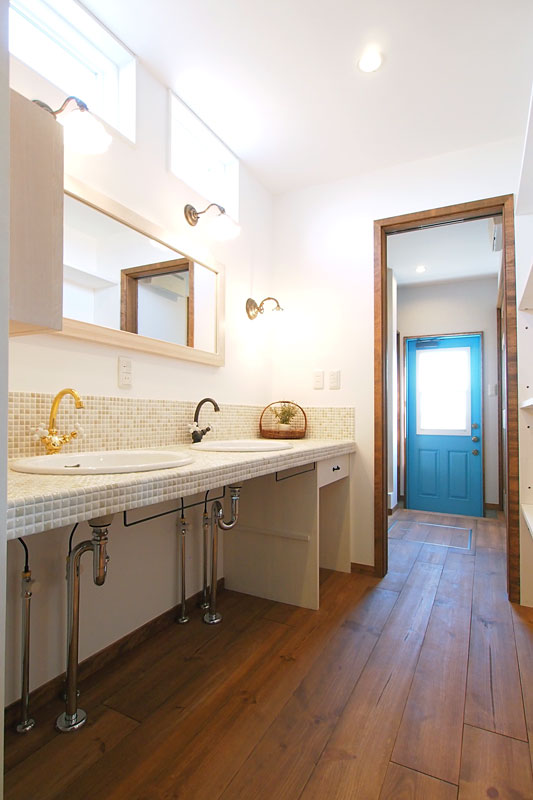 カフェスタイルのキッチンのある家