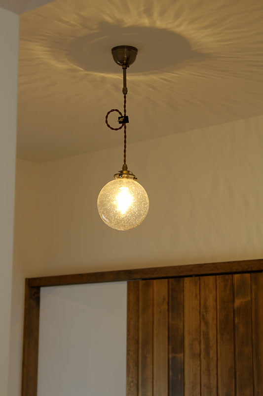 カフェスタイルのキッチンのある家