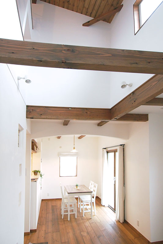 カフェスタイルのキッチンのある家