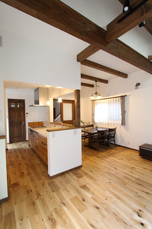 夫婦と猫がのんびり暮らす家