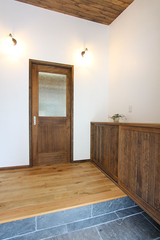 夫婦と猫がのんびり暮らす家