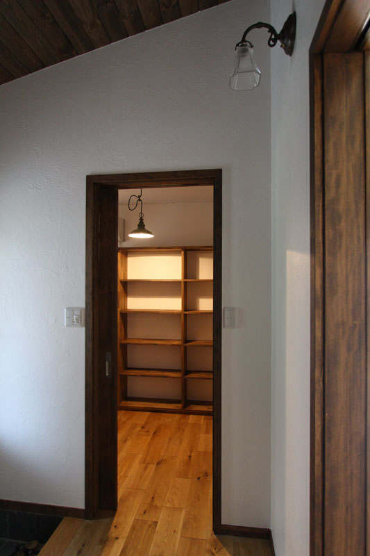 夫婦と猫がのんびり暮らす家