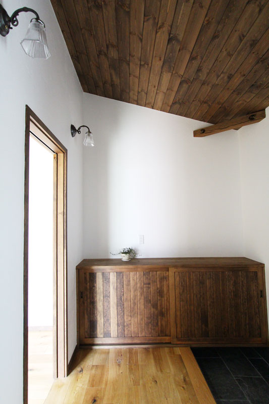 夫婦と猫がのんびり暮らす家