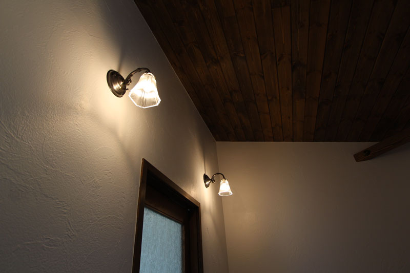 夫婦と猫がのんびり暮らす家