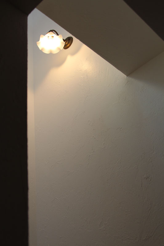 夫婦と猫がのんびり暮らす家