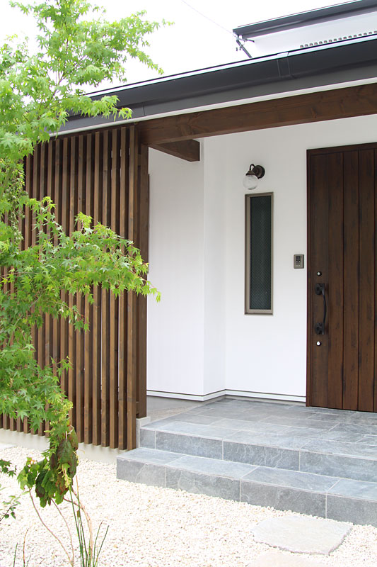 夫婦と猫がのんびり暮らす家