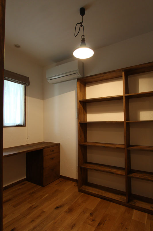 夫婦と猫がのんびり暮らす家