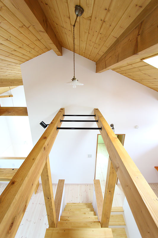 登り棒と雲梯のある家