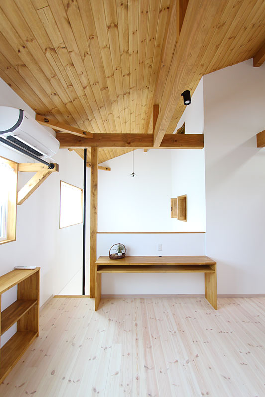 登り棒と雲梯のある家