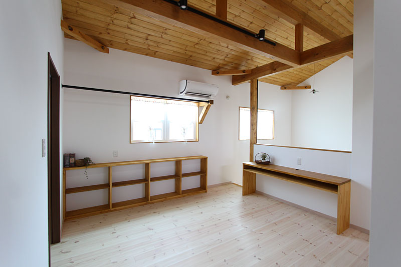 登り棒と雲梯のある家