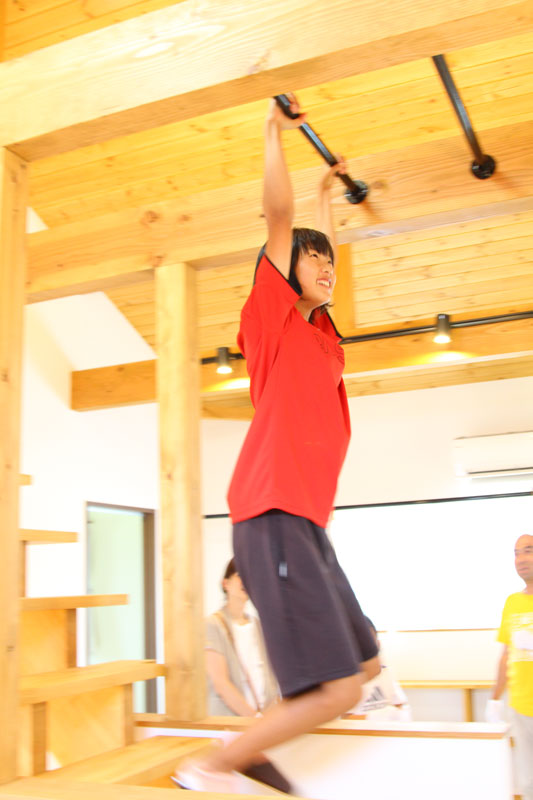 登り棒と雲梯のある家