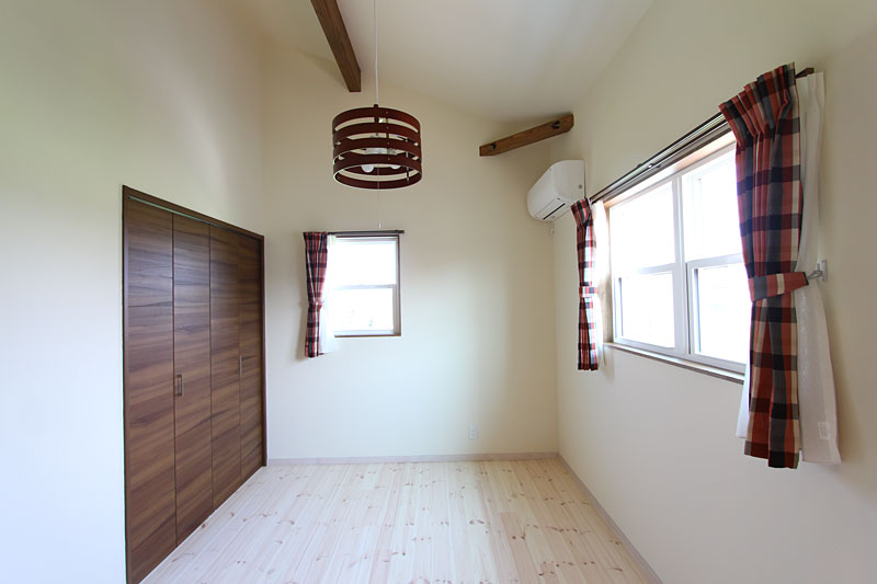 登り棒と雲梯のある家