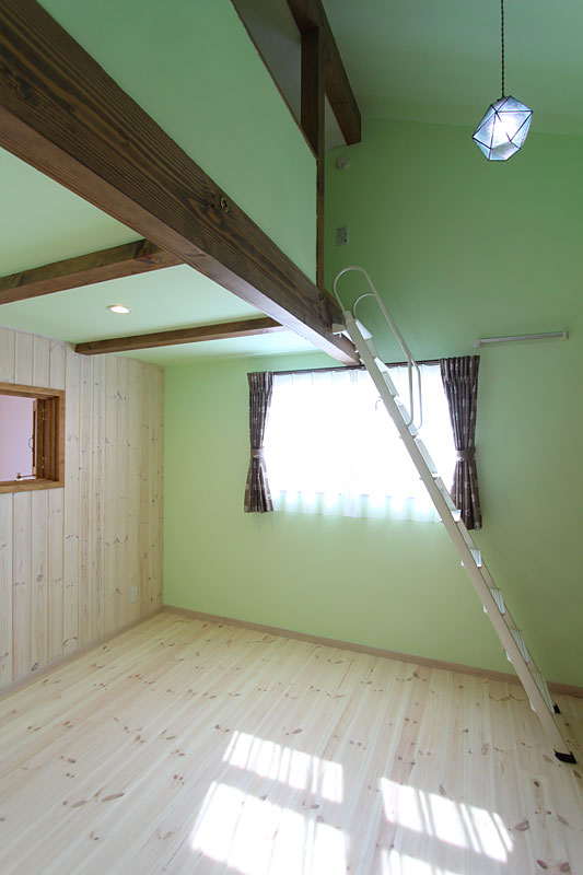 登り棒と雲梯のある家