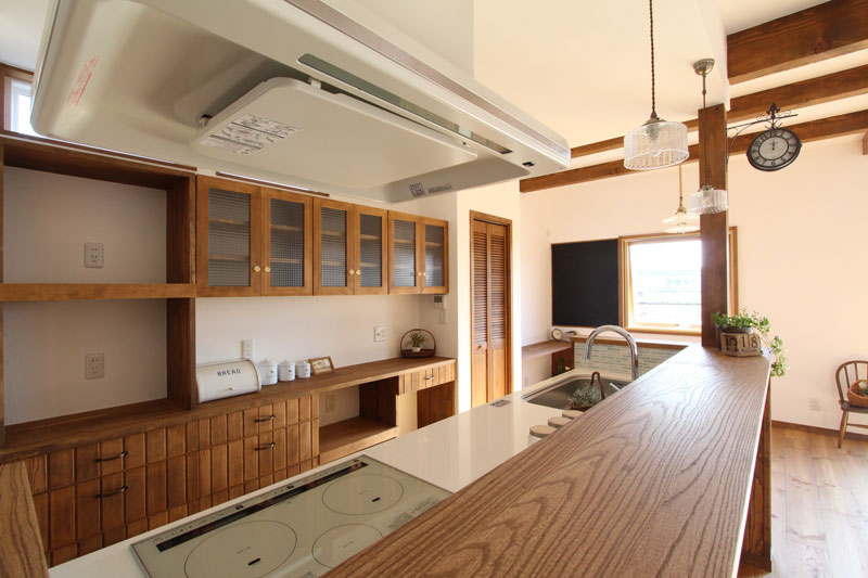 カフェキッチンのある真っ白な家