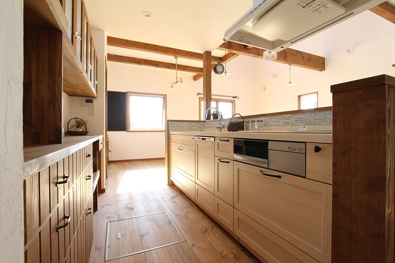 カフェキッチンのある真っ白な家