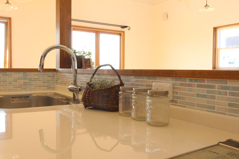 カフェキッチンのある真っ白な家