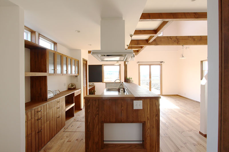 カフェキッチンのある真っ白な家