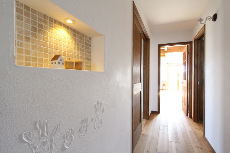 カフェキッチンのある真っ白な家