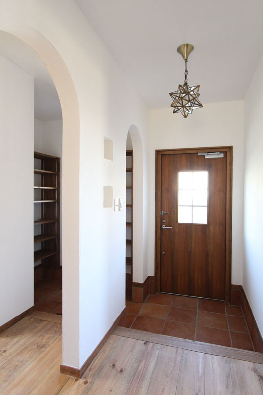 カフェキッチンのある真っ白な家