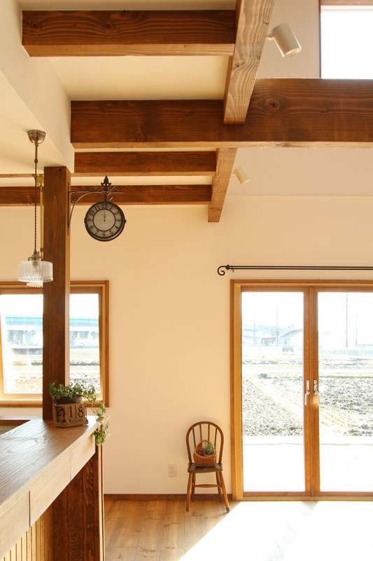 カフェキッチンのある真っ白な家