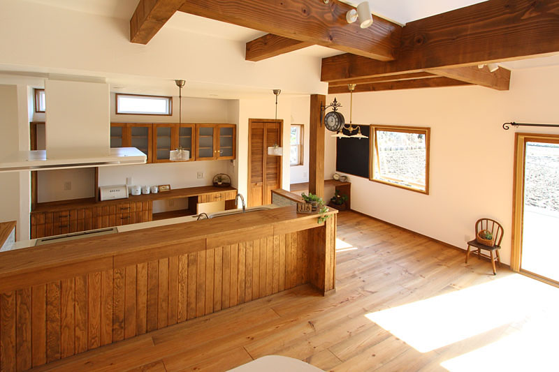 カフェキッチンのある真っ白な家