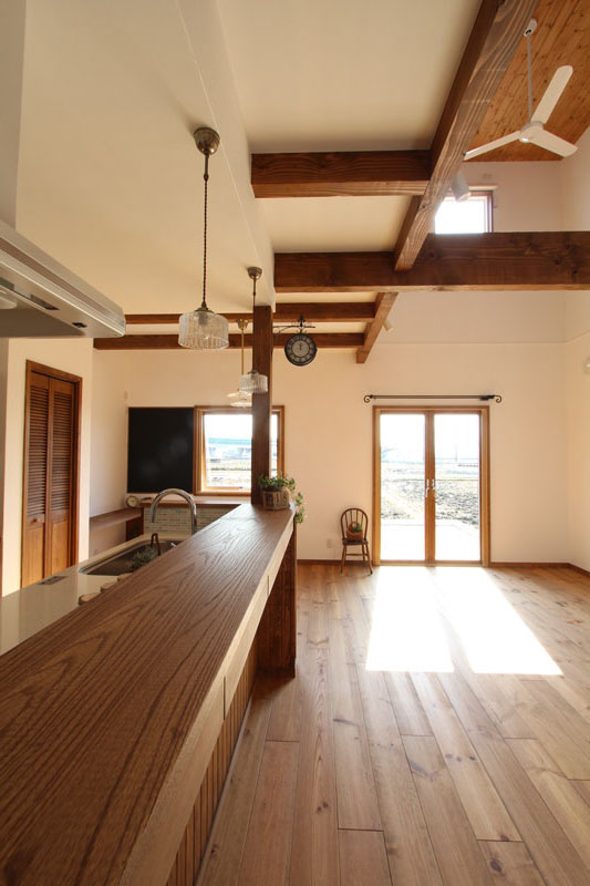 カフェキッチンのある真っ白な家