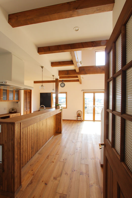 カフェキッチンのある真っ白な家