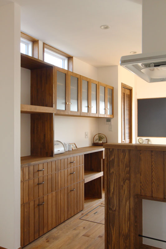 カフェキッチンのある真っ白な家