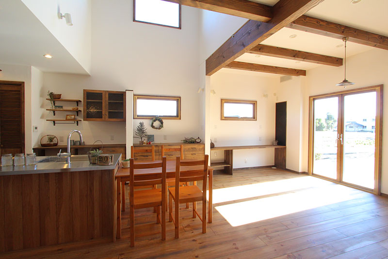 木製窓の男前インテリアの家