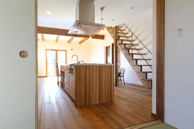 木製窓の男前インテリアの家