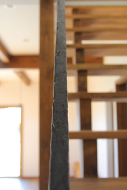 木製窓の男前インテリアの家