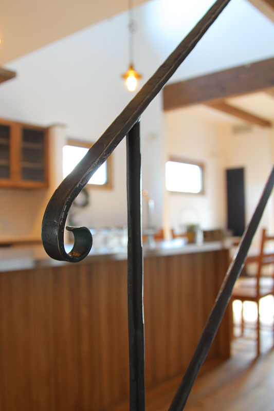 木製窓の男前インテリアの家