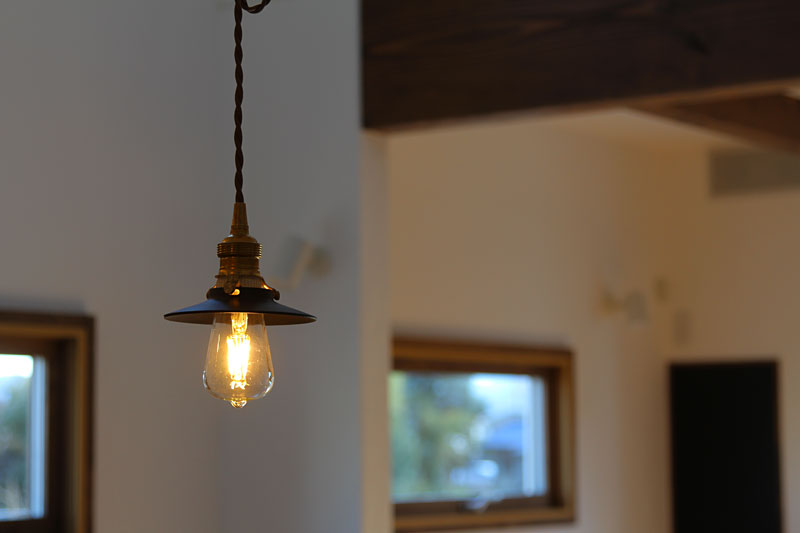 木製窓の男前インテリアの家