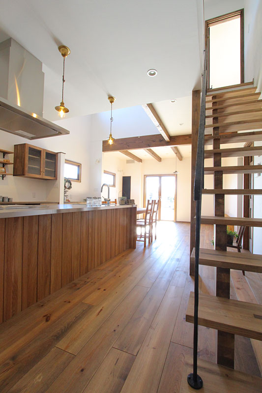 木製窓の男前インテリアの家