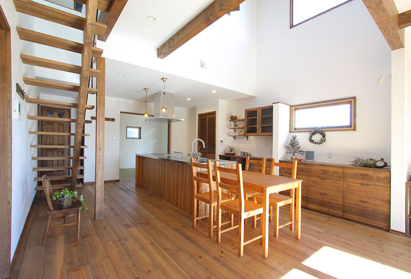 木製窓の男前インテリアの家