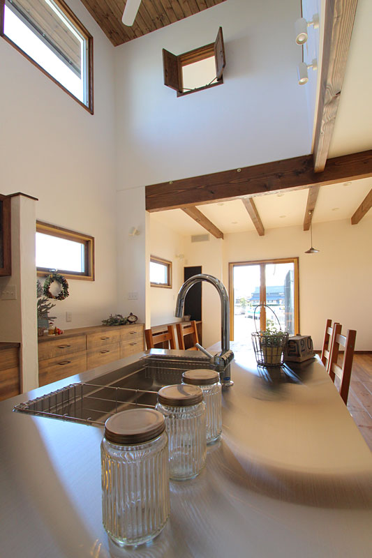 木製窓の男前インテリアの家