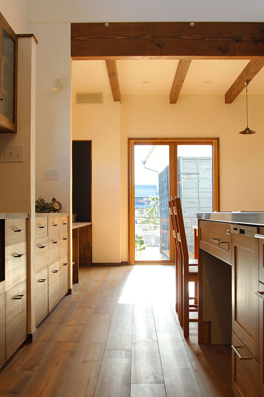 木製窓の男前インテリアの家