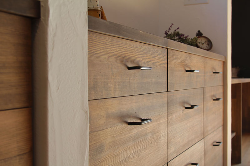 木製窓の男前インテリアの家